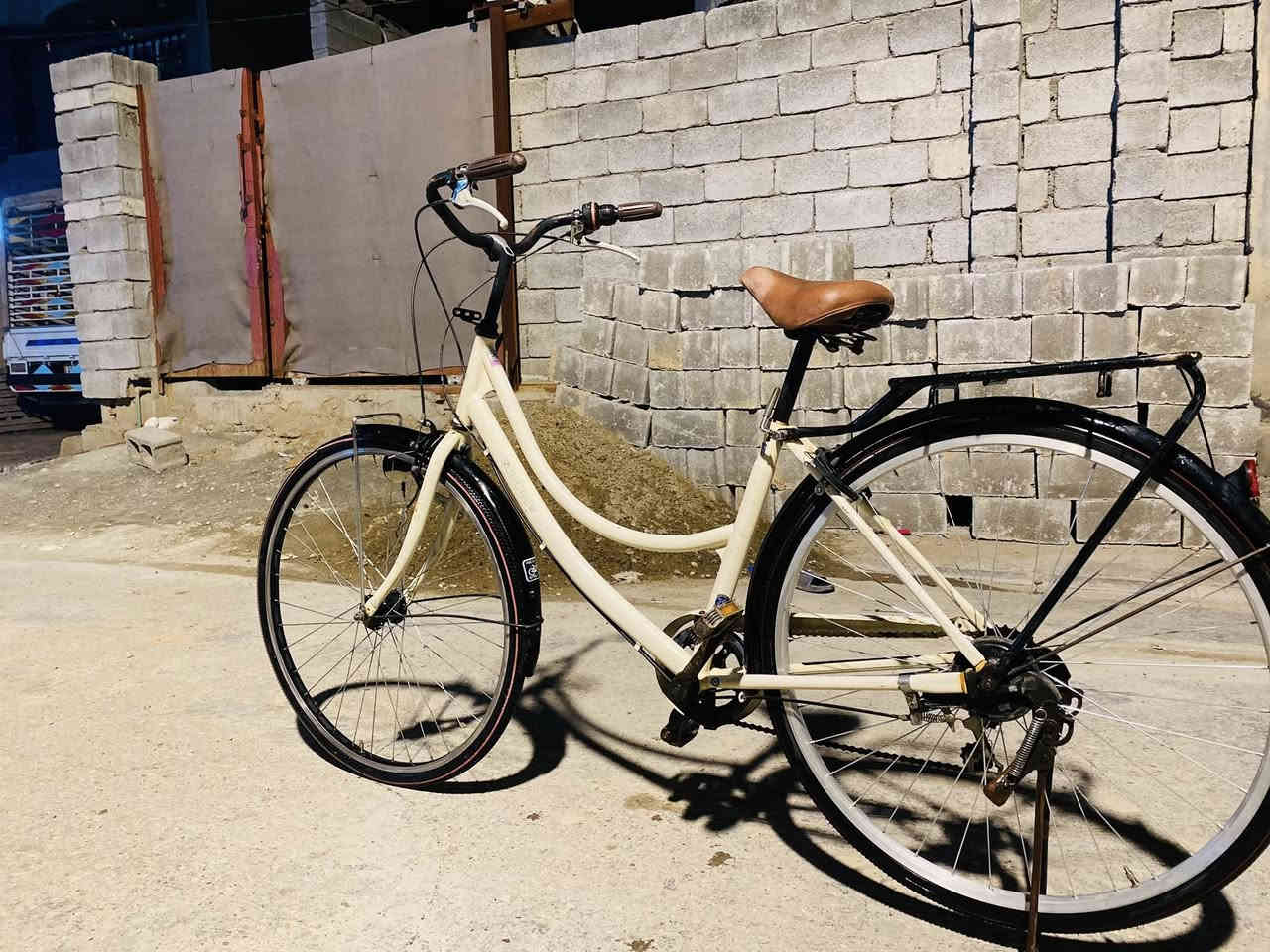 بايسكل للبيع موديل ٢١حجم ٢٧ويل امامي كاربون حساس كاربون حساس ثلجي شغال السعر ٩٠ وبي مجال عنوان المقداديه حي العسكري 
الرقم ***********
