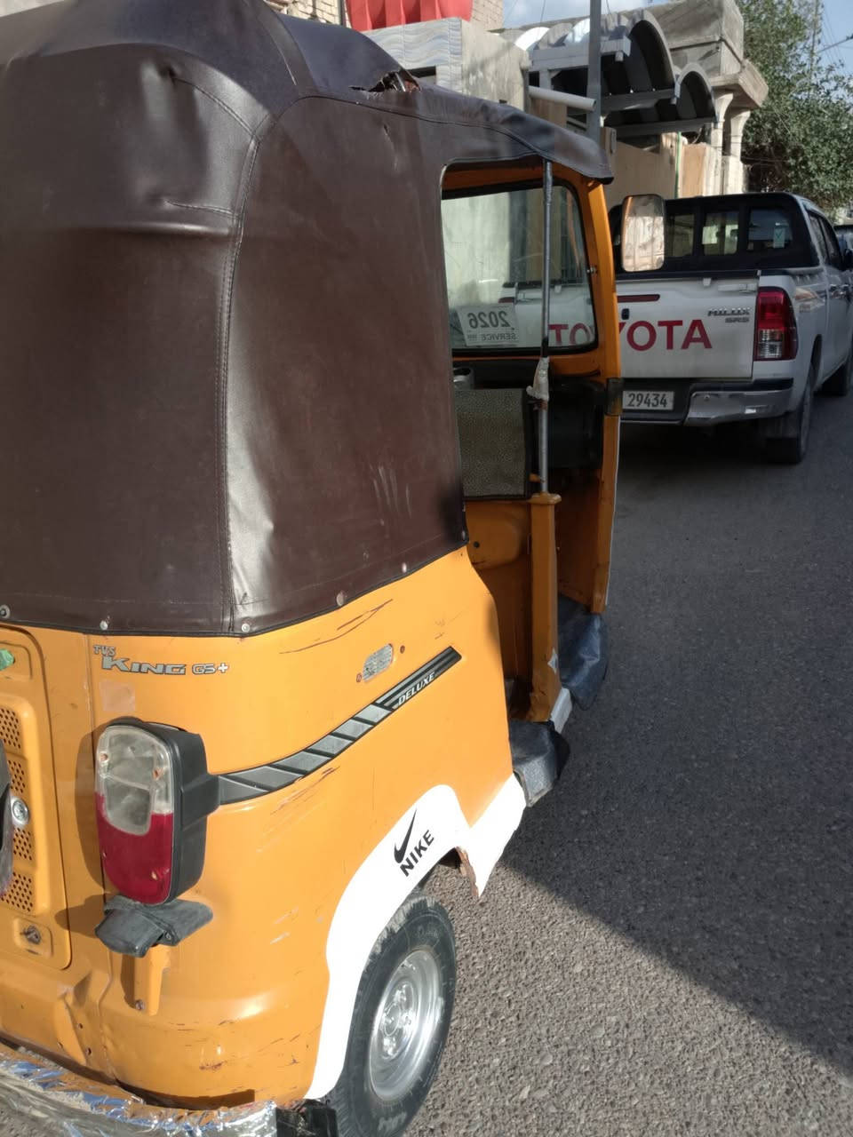 سلآم عليكم تكتك TVS مديل 19 داخله ب20 رقم وسنويه انكليزي لوحات كامله تحويل مباشر ثاني يوم. المكينه مفتوحة مرة وحده ناعمه  ماتنسمع خرسة مااشالله
البدي شوف العين نظيف كلشش فقط بي ضربه موضحه بصورة ومامرجعه عدل كهربائيات شغاله دوشمه جديده دشبول جديد كله جديد بيها ماذب ربع عليهه كبل لشارع 
المكان بصرة الحيانيه.السعر 4500 
الاتصال أو واتساب *********** مو شراي لا تخابر
