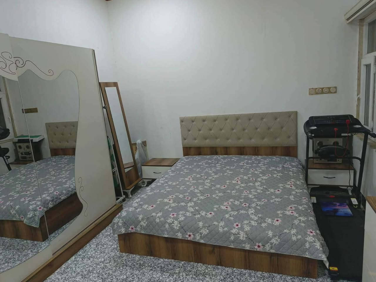 غرفه تركيه نضيفه للبيع سعر ٣٥٠ مكان سومر زيونه هاذا الرقم ***********
