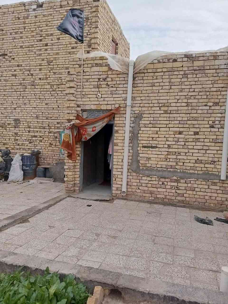 بيت للبيع في مجمع الهرموش نزلت جامع ام البنين مساحته 200م بي صاله غرفتين منورين استقبال ومطبخ بس اساس سعره 35 بي مجال رقم ***********
