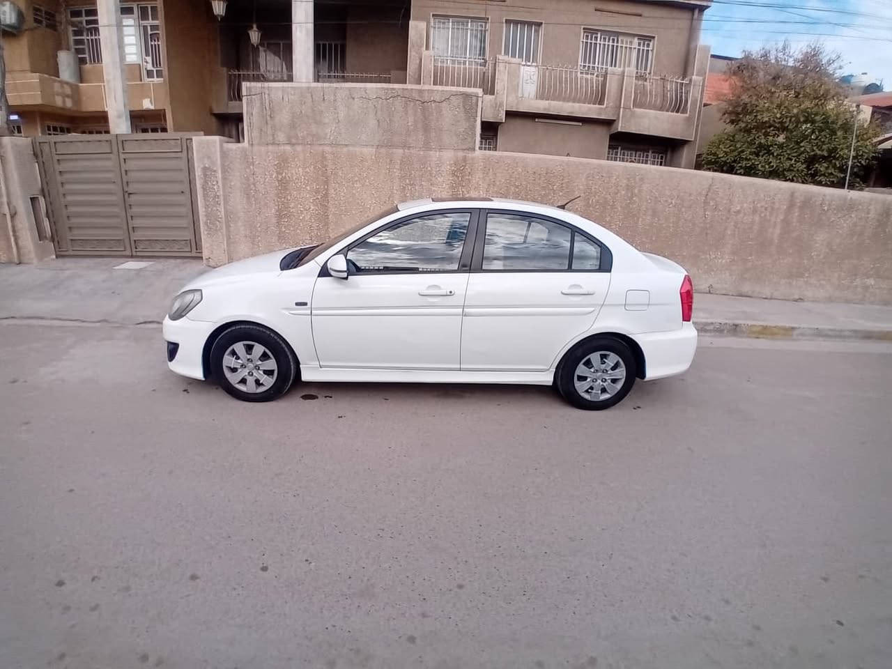 اكسنت موديل 2011 

محرك وكير كفاله 

سلايت محرك 1600 دوش ماشيه 76

السيارة نظيفة بيها طخات بسيطه 

هزه وسنويه ورقم جديد بسمي 

تدفئة تبريد وكهربائيات كله جديد  تخم تاير صدر جديد

مكان السياره بغداد الدوره شارع ابو طياره 

السعر 87 بيه مجال 

رقم الهاتف ***********///***********
