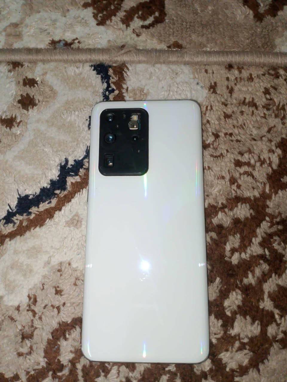 Samsung S20 Ultra 5G
نسخة الـ Snapdragon (للبيع أو المراوس)
​التفاصيل:
​الموديل: سامسونج S20 ألترا 5G.
​المعالج: Snapdragon 865 (أداء طيارة وسرعة خيالية بالألعاب).
​الذاكرة: 128 جيجا.
​الشاشة: الجهاز شغال طبيعي، وبيه طبع خفيف جداً (أزرار التنقل) يظهر فقط باللون الأبيض وما يأثر على اي شي نهائياً.
​ملاحظة: جـامة الكاميرا الخلفية تحتاج تثبيت أو موجوده عندي (العدسات نظيفة كما موضح بالصور).
​للبيع: 200,000 الف (وبيه مجال ).
​للمراوس: أراوس بجهاز أرخص بشرط أخذ فرق سعر (من 75 إلى 100 ألف) حسب نظافة جهازك..
للتواصل رقمي *********** 
او نزل جهازك بل تعليقات وراسلك
