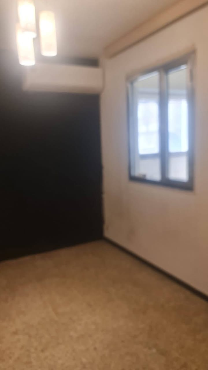 شقه الإيجار  عماره 2 طابق 3 شقه 6
♦️مكونات الشقه
 1_سبالت جدد عداد 4
2_سخان
3_تانكي
4_ خط مولد 15 امبير
5_كاونتر تركي 
6_بلكونه مغلفه🔒
الاستفسار عبر الوتساب🟢
***********
