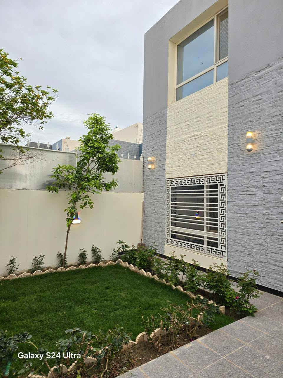 🏡 بيت مميز للبيع (تأثيث كامل - غير مسكون ) جـاهـز لـلـسـكـن الفـوري 🏡

​📍 الموقع:  قرية الغدير٢ - بلوك 9 / دار 3.
🧭 الواجهة: شمالية (بصف الركن)، وقريب جداً من البوابة الرئيسية للمجمع لسهولة الدخول والخروج.
​📐 مواصفات الدار:
​التصميم: طابق ونصف.
​الحالة: مؤثث بالكامل.
​📸 (الصور المرفقة تُظهر كافة التفاصيل والتشطيبات الفاخرة للبيت من الداخل والخارج) 👇
​📞 للاستفسار عن السعر وباقي التفاصيل:
يرجى إرسال رسالة مباشرة عبر تطبيق الواتس آب على الأرقام التالية:
📲 *********** | م. فارس
📲 *********** | م. عمار
​🏢 أو شرفونا بزيارة موقعنا:
مكتب "سيد الأوصياء للعقارات والأعمال الهندسية"
📍 عنوان المكتب: مجمع السلطان - مقابل المدينة الملكية - مباشرة على الشارع الحولي.
​#عقارات_النجف #مجمع_السلطان #بيوت_للبيع #عقارات #سيد_الأوصياء
