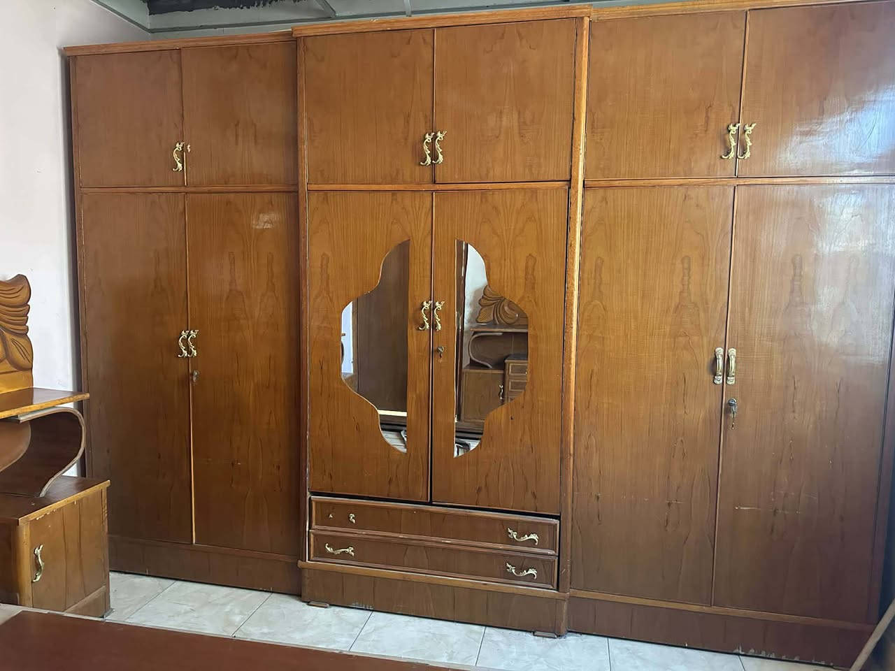 ثلاجه +مجمده ٢٥٠...غرفه سعر ٤٠٠
الشراي يتصل ..***********
