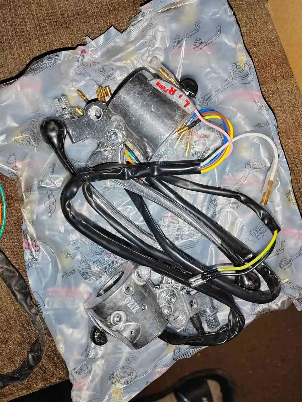 يدات اصليات مال أربعة گير بلجيس جبتهن من أحمد شهاب بس فتحتهن من الجيس ب 15الف


**إذا كنت صاحب هذا الإعلان وتريد حذفه لأي سبب، رجاءا أرسل رسالة إلى الدعم الفني**