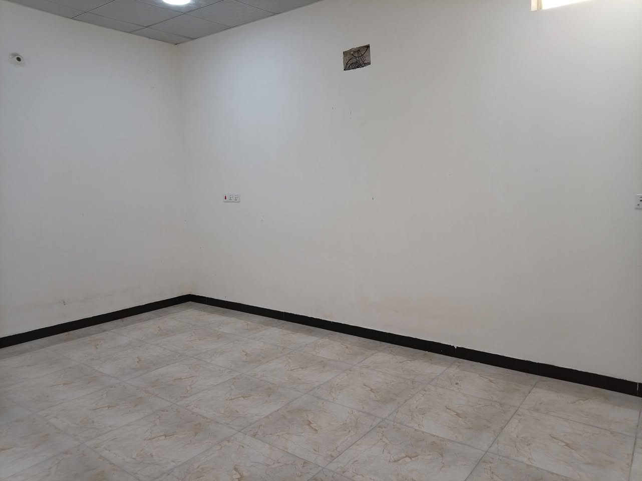 سلام عليكم يوجد شقه الإيجار طابق ثاني متكونه من مدخل ومطبخ واستقبال وصاله وغرف نوم عدد 2 ومناور عدد 2 وحمام سعر الإيجار 350 العنوان الشهداء قرب جامع التقوئ مقابيل أسواق الباشا الاستفسار الاتصال على الأرقام التاليه
***********
***********
