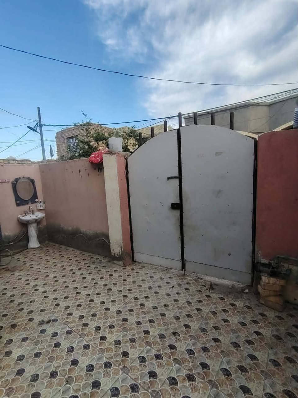 السلام عليكم بيت للبيع ثالث بيت عن الشارع الحولي التبليط زراعه ماء كهرباء مولده كامل خدمات غرفه صاله استقبل صحيات داخليه اوخارجيه الرظيه كاشي درجه اولى السعر 41 الستفسار على الرقم ***********
رجأ كل التفاصيل كدامك اقتنع وتصل لا اترسل رجا
