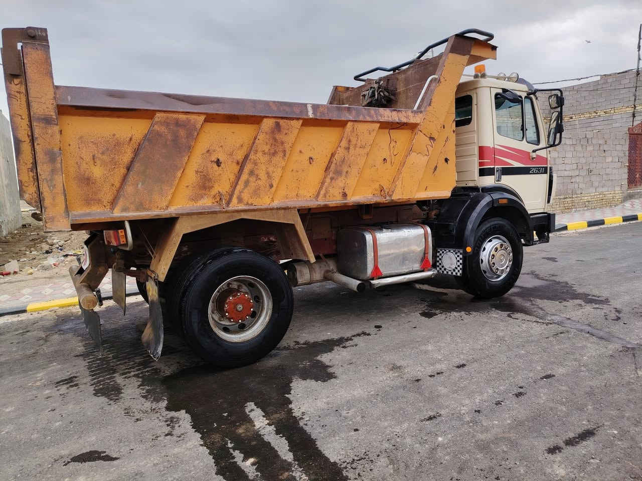 سيارة للبيع 
البي موديل 75 مكينه 8 عادي كير 25 عادي بدون شلعه تخمم تاير رأس تريله السنويه ما ساقطه للعام 2028 المو شراي لا يتصل ***********
