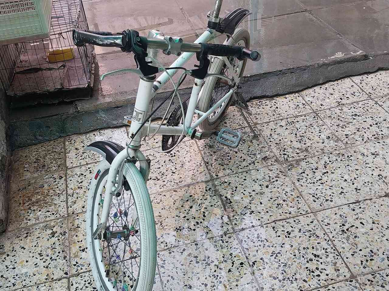 السلام عليكم شباب بايسكل ياباني رياضي كامل من كل شي مكاني المنصور مقابل بلدية المنصور شارع مزاد الزهور السعر 125 الف وبي مجال الحجم 20 وهذا رقمي *********** واتس اب بي
