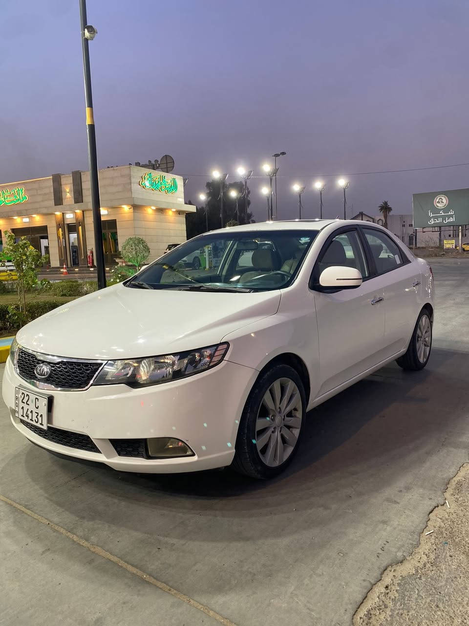 سيراتو 2013 خليجي
مكفولة من ضربة وصبغ عدا شخط بلجاملغ الخلفي مسوي بلكارت 
سيارة ماشية 194 حقيقي 
مواصفات 
سلايت تحكم ستيرن تيب ترونك بلستيرن 
حساس خلفي مريها شفط 
مكينة 1600
مكفولة من گير ومكينة من فتح وتبديل 
السيارة باأسمي 
رقم وسنوية جديد 
تحويل مباشر 
السعر 118 
المكان بغداد 
***********
