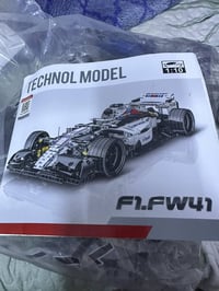 اخوان سياره لوكو ماعرف كم قطعة بس بيه 10 اكياس وبيهن قطع المحرك وكطعة ...