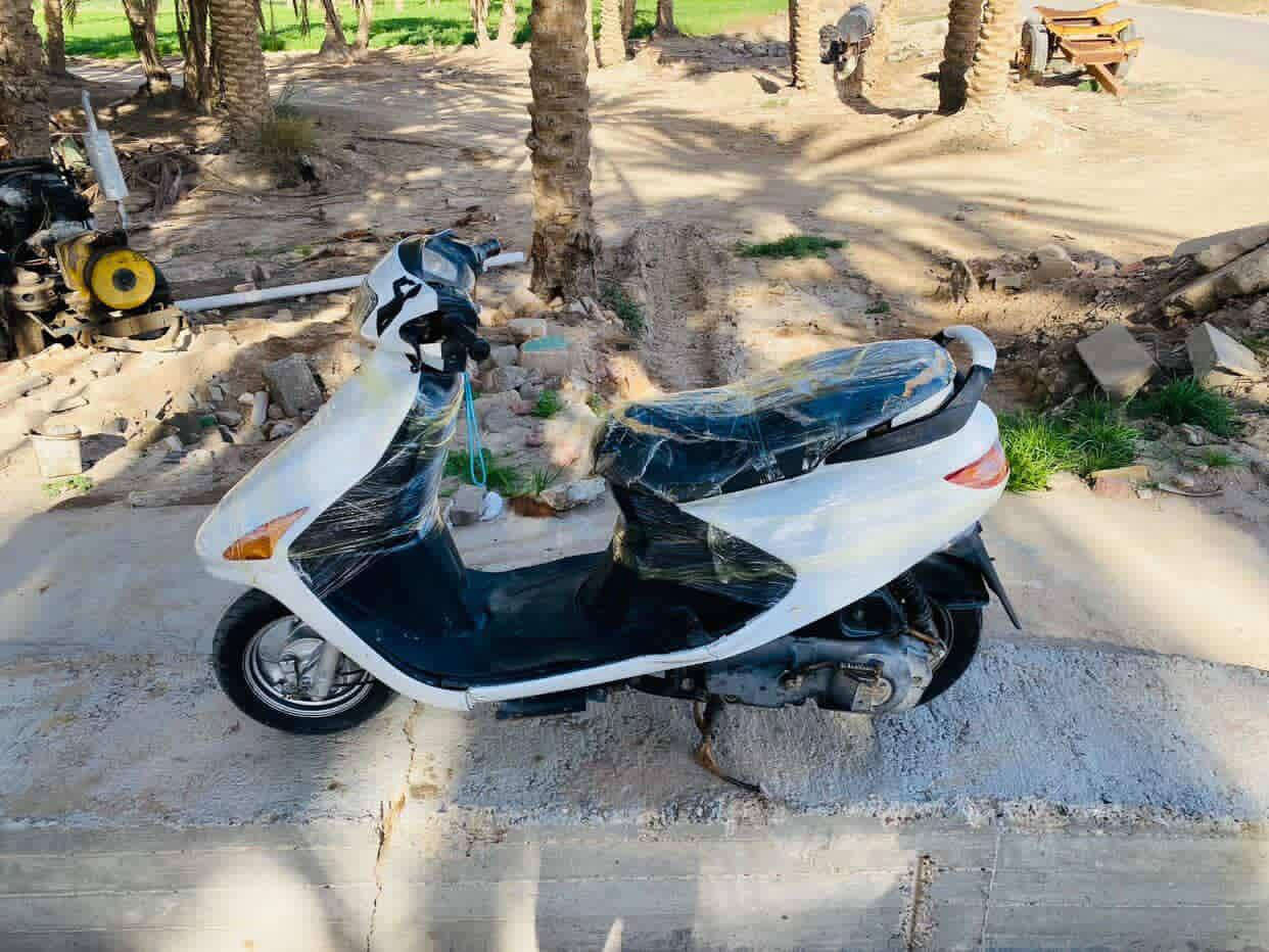 السلام عليكم.
للبيع دراجه فراشه (((مامفتوحه))) مكينه جديده ونظيفه هورن گلوب گهربائيات كله شغاله نگرة سلف وهندر  كفرات بلادي دراجه كله بلادي ورمبه صارله 5اشهر من أخذته للاستفسار على هذا رقم (***********)
