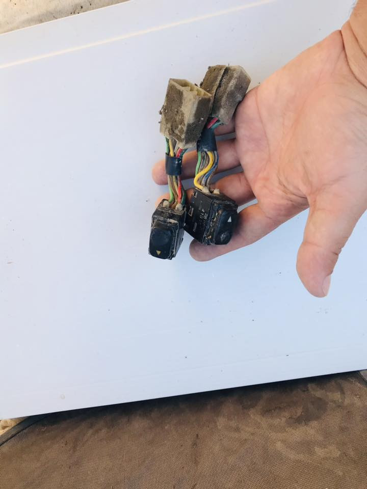 السلام عليكم 
غراض للبيع كورلا نواعم مع اربع بيبان النترا مع صندوق لون بلاديات ابيع شلعة كامله للاستفسار اتصال ع الرقم ***********
