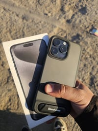 آيفون ١٥ برو ماكس ٢٥٦ • بطارية ٧٩% • ظهر مكسور وشخوط شاشة