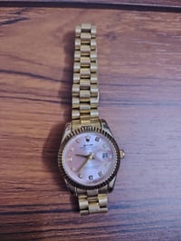 ساعة • سعر عالي • للبيع