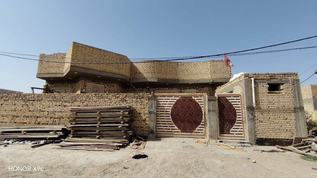 سلام عليكم ورحمة الله وبركاته منزل البيع موقع حي فرات طريق سنيه سياحي قرب سكه قطار لاستفسار *********** سند ٢٥ مساحه ٣٤٠ وحديقه ١٠٠  بنيان حديث مسلح كونكريت البيت جاهز يبعد عن شارع العام ٨٠ متر اربع غرف /وصاله/واستقبال/مطبخ حار وبارد/صحيات جوه وبره/مناور خارج البيت وداخل بيت /البيت بعده جديد
