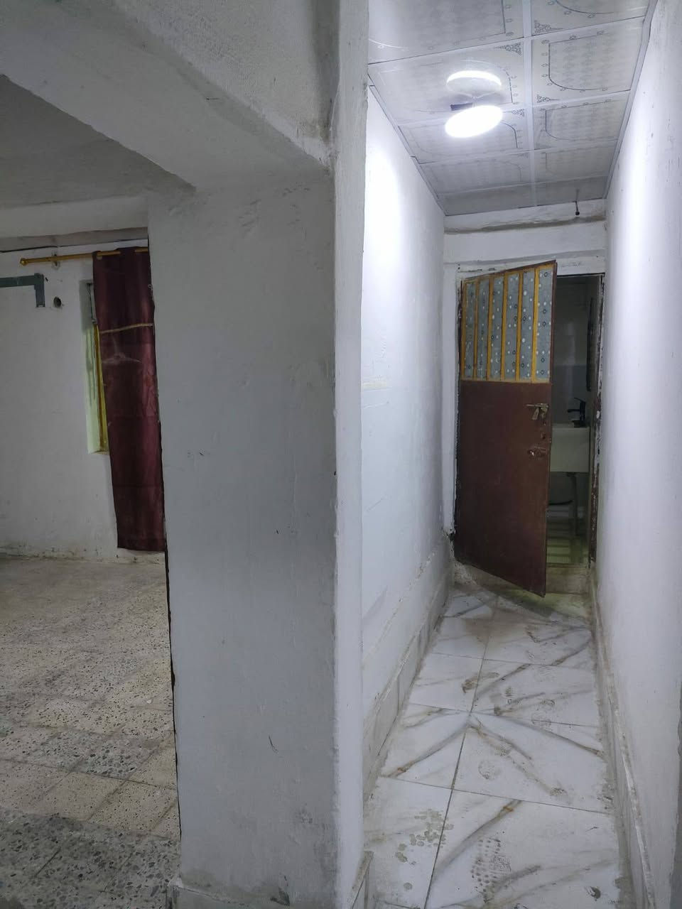 شقة للايجار في جمعية إسكان الموانئ على شارع عشرين طابق اول معزولة تتكون من صالة ضيوف ومطبخ كبير وغرفة ومجموعة صحية مع سطح داخلي الشقة جاهزة السعر أربعمائة الف شامل اجور الماء والكهرباء للاتصال *********** البصرة, العراق
