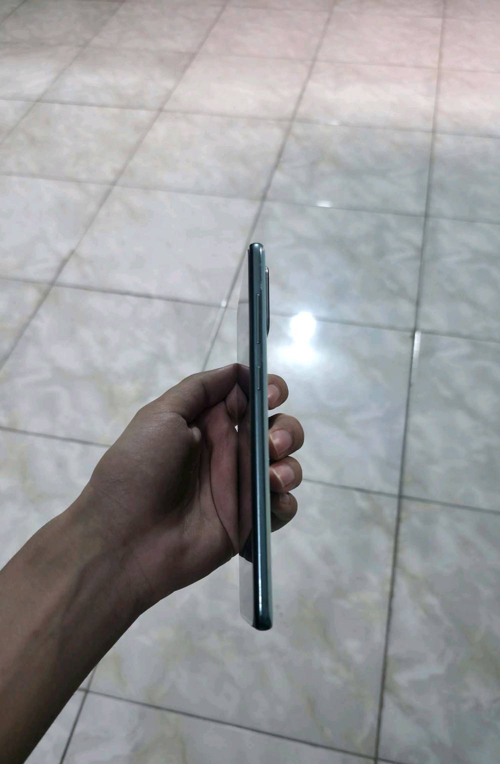 📍العنوان بابل-حلة/ نادر الاولى
- هاتف 128/8GB Samsung Galaxy A71 5G.
- مستعمل نظيف جدا بدون خدوش او كسر او فطر بالجهاز 
- الجهاز يدعم شريحتين سيم كارد dual sim card
- مساحتة 128GB قابل للزيادة حتى 512GB عن طريق رام sd card
- ذاكرة عشوائية Ram 8GB
- معالج الجهاز سنابدراگون Snapdragon 730 معالج ادائة جيد جدا
- شاشة الجهاز ممتازة Super AMOLED plus
- الجهاز يحتوي على بصمة شاشة مدمجة optical
- الجهاز يحتوي فتحة سماعة 3.5 audio jack
 الموبايل يحتوي على كاميرات قوية وهي : 

1 - كاميرة 64MB واسعة wide عالية الدقة تصوير فديو 4k بجودة ممتازة جداً
2 - كاميرة 12MB واسعة جداً ultra wide ممتازة 
5 - كاميرة 32MB سيلفي selfie camera بدقة ممتازة تصوير فديو 4k

- بطارية الجهاز 4500mah تكفي يوم كامل استعمال
- سرعة شحن 25w سريع جدا super fast charge
- الجهاز بدون علبة لكن يحتوي على شاحنة samsung اصلية تدعم شحن 25w سريع جدا  super fast charging 
- مع سماعات headphones مع الجهاز 
- اضافة الى خمسة covers للموبايل
- شاشة الجهاز تحتوي على لاصق شاشة اصلي نظيف ما بي اي عيوب