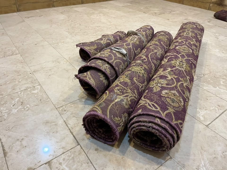 زولية كاربت ثخين بنفسجي 4 في 2 تقريباً اضافة ل4 مدات اضافية الكبيره منهم حوالي متره ونص في 3 والباقيات صغيرات غير مقاسة 
السعر : 25 الف حي القادسية 
***********
