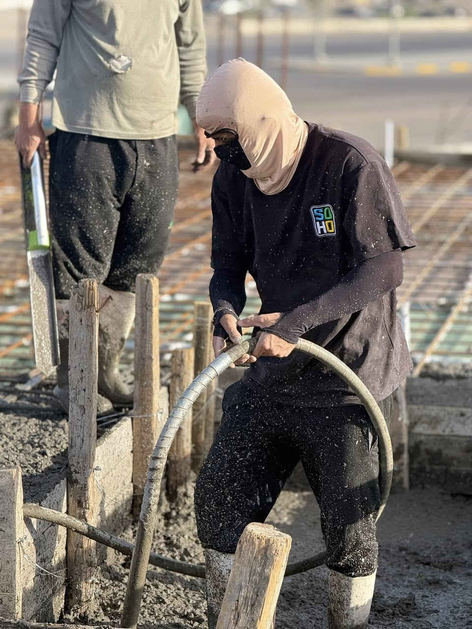 اللهم صل على محمد وآل محمد 

تم بحمدالله صب سقف بناية مساحة 250م للمكتب المهندس للمقاولات العامة وتم صب سقف منزل مساحة 150م في منطقة الطوبة والنخيلة للشركة الامتياز للمقاولات العامة والتصاميم الهندسية 
تم الصب بقوة انضغاط C35 حقيقي.  
 
#للصب_المركزي_الجاهز في جميع مناطق البصرة 

                     للتواصل ***********

🔴 اهم مواصفات الكونكريت لدينا:-  

1-جميع المواد ( الحصى والرمل والاسمنت ) مفحوص مختبرياً 

2- الماء المستخدم في الخلط RO وخاضع للفحص .

3- المواد المضافه تكون حسب الطلب ومستورده من اوربا .

4- معاملنا فوول اوتاماتيك .

▪️ الانتاج والاشراف من قبل كادر هندسي من ذوي الخبره

المعمل يحتوي على 5 بم {43,42,36,34,34} ويحتوي على 16 خباطة 

اهلاً وسهلاً بجميع الأخوة المهندسين والمقاولين والنجارين 
أسعار ترضي الجميع ان شاء الله 

حسين المنصوري #للكونكريت_المركزي_الجاهز
مدير التجهيز لشركة بلاد الفهد
 
ونسأل الله التوفيق للجميع يارب ‏
