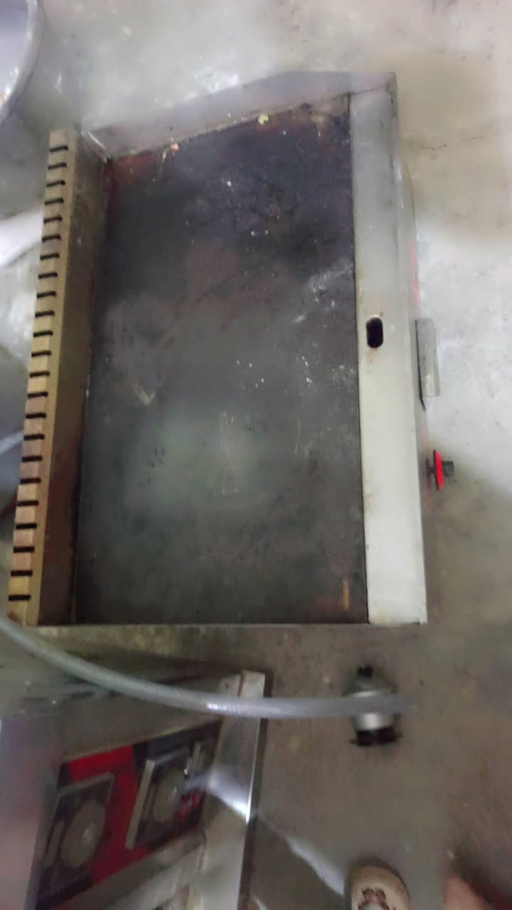 السلام عليكم 
غراض مطعم للبيع 

براد عامودي شغال ونظيف جدا
قلايه فنكر نظيف جدا وشغاله
كريل بركر 

***********
***********
