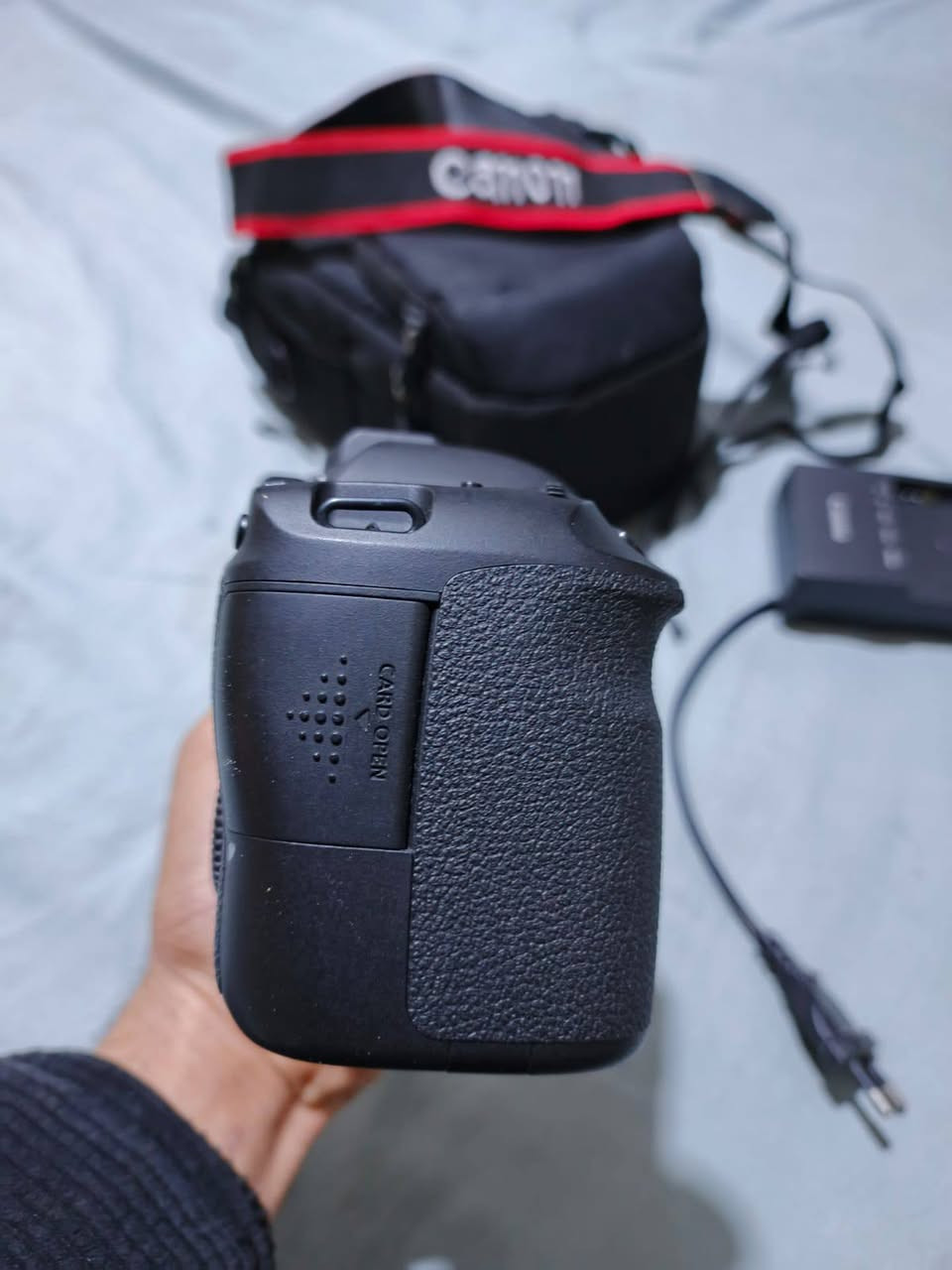 كانون 6دي مارك 1 نضافه 100
شترها 9k 
نضافه كدامك 
♦بطاريه 
♦شاحنه 
♦رام 32 
♦جنطه 
♦حزام كتف 
سعرها 550 الشراي يدلل 
***********
