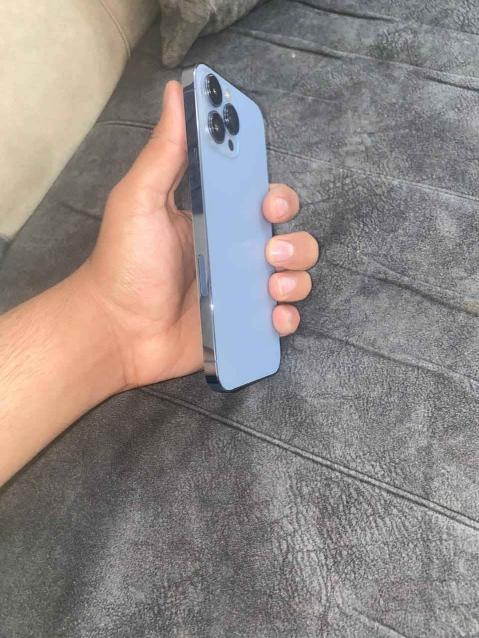 سلام عليكم . ايفون ١٣ اسود وبحري الاسود ذاكره ٢٥٦ بطاريه ٨٤ نضافه 100/100 مامفتوح امريكي ال بحري كذلك
