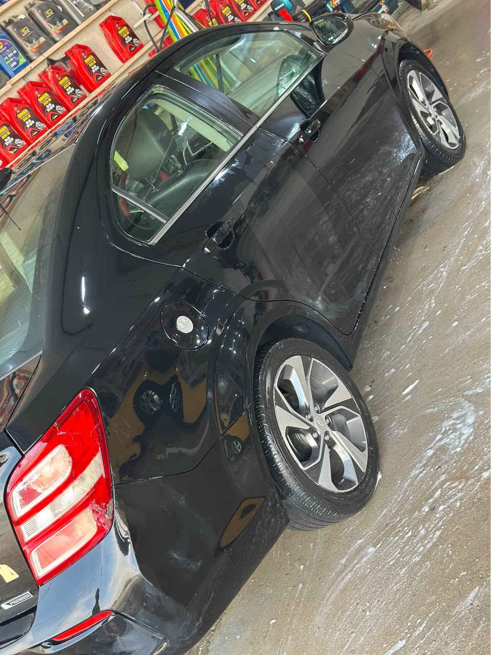 عدنا اليوم سيارة جوة الشدة وهاي التفاصيل .. 
1- موديل 19 
2 رقم بصرة تحويل بشرط .
3- كير تمام المكينة بيها صوت فقط لاتنقص ولا شيء . 
4- السيارة وارد امريكي فقط بنيد صبغ شرط بدون دواخل  والباقي كفالة من الضربة والصبغ .
5- اعلى فئة فول مواصفات ( برايمر ) . 
6- مكانها الزبير .
7- السعر ( 92 ) ورقة ومجال جداً بسيط . 
8- للأستفسار ( ***********) .. الزبير, البصرة
