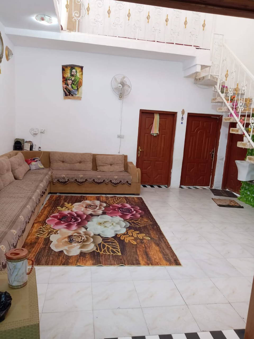 🏡 للبيع بيت في الزراعي

📐 المساحة: 160 متر مربع
🏠 طابقين

🔹 الأساس: كونكريت مسلح
🔹 البناء: طابوق وثرمستون (قسم منه بلوك)
🔹 السقف: عكادة

✅ الطابق الأرضي:

- غرفتان
- استقبال كبير بطول 8 أمتار
- مطبخ حار وبارد
- تخاريج كاملة

✅ الطابق الثاني:

- غرفة
- صالة
- مطبخ
- تخاريج كاملة

📋 ملاحظة: البيت مسجل في البلدية.

💰 السعر: 78 مليون دينار عراقي قابل للتفاوض.

📞 للاستفسار ومراجعة المكتب أو الاتصال على الأرقام:
***********
***********
