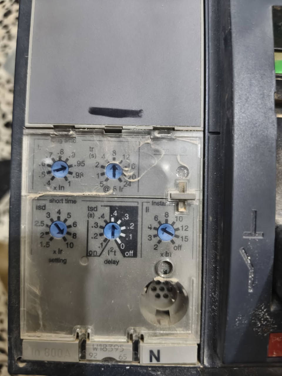 سلام عليكم/ قاطع دائرة كهربائية مصبوب من سلسلة Schneider Electric Compact NS. للبيع تصال ***********
