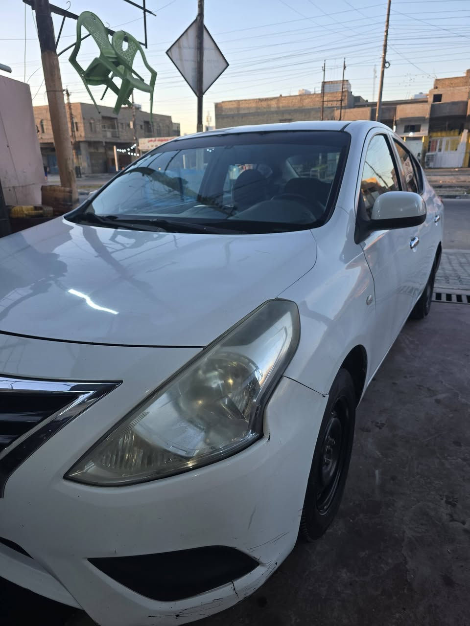 السلام عليكم اخوتي 

نيسان صني 2019 رقم بغداد مكفولة فقط رصعة بالصندوق على كد اصبعين وبارد بخشم الجاملغ الأيمن الأمامي على كد اربع أصابع غيرها ماكو وين متريد وديها وافحص 
 السيارة استلام شركة بأسمي تحويل مباشر 
السيارة نظيفة على ايدي الله شاهد 
شادلها شاشة ديجيتال ذكية اندرويد + سماعات اصلية + كاميرا 4k + كاعيات اصلية + دوشمة جلد 

السيارة حيل مرتبة وبالعافية على الياخذها 
مكاني بغداد ورايدها بشدة واليجي اخليه على راسي وبخدمتكم

رقمي *********** بي واتساب 
او راسلني عالخاص
