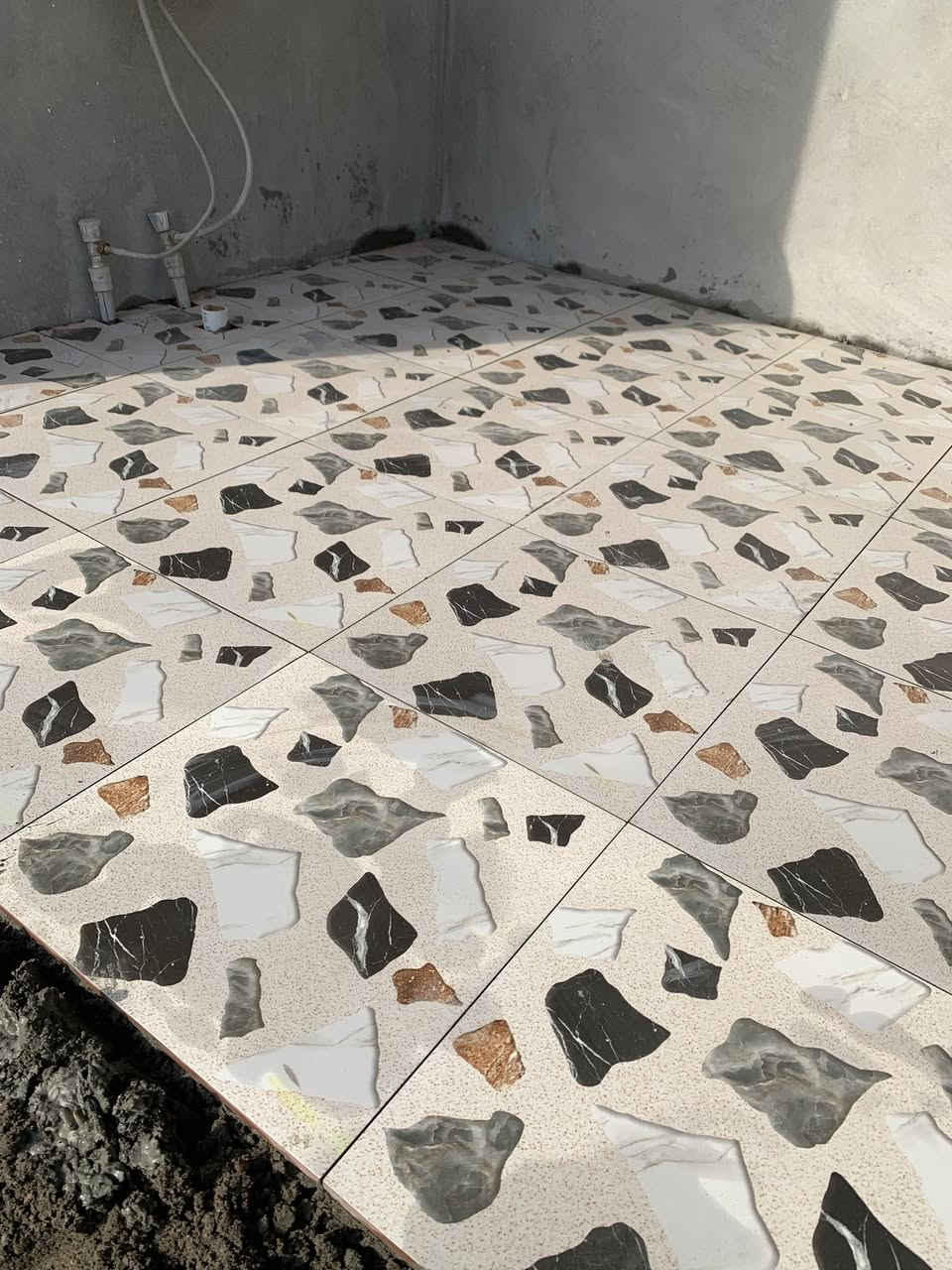 يوجد خلفه سيراميك ارضيه وجدران متفرغ حالياً 
اتصل وبيك خير وتدلل‬***********
مكاني العلم
