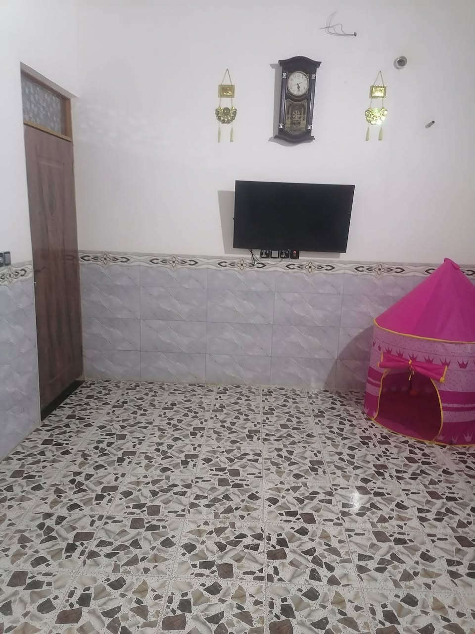 بلديه عندي 100 متر بنيان جديد الصقف  صبه كونكريت كاشي وسراميك تشاريف شغل كلش حلو غرفه صاله مطبخ استقبال تخاريج داخليه وخارجيه مجاري للشارع كهرباء دفن منضومه مال كامرات دفن // البنيان بلوك والتشاريف طابوك تشاريفه ملبوخه وجه وگف الطارمه وياهه كله لبخ ناعم سقل واصل للتقيم  // السعر 36 وبي مجال بصيط // المطبخ سراميك للصقف //( العنوان عسكري شارع السبيس فرع 10 قريب للشارع بگفه التجاري مباشر 
***********
