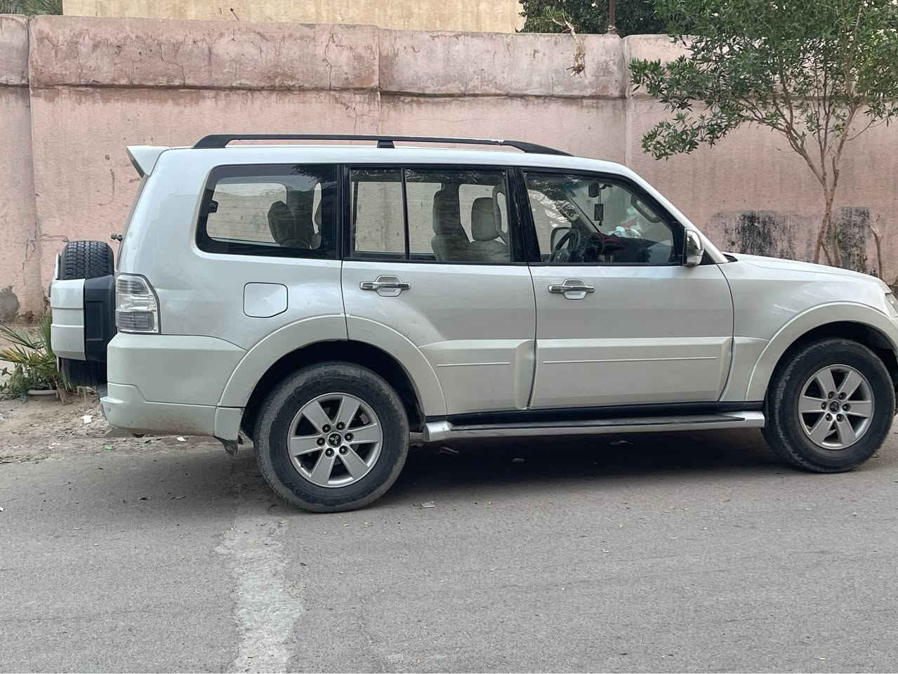 باجيرو ٢٠٠٨
بيها بارد خفيف بس سياره جاهزه من كلشي فتحت سقف
تحكم استيرن 
*********** ستفسار تصل بغداد, العراق
