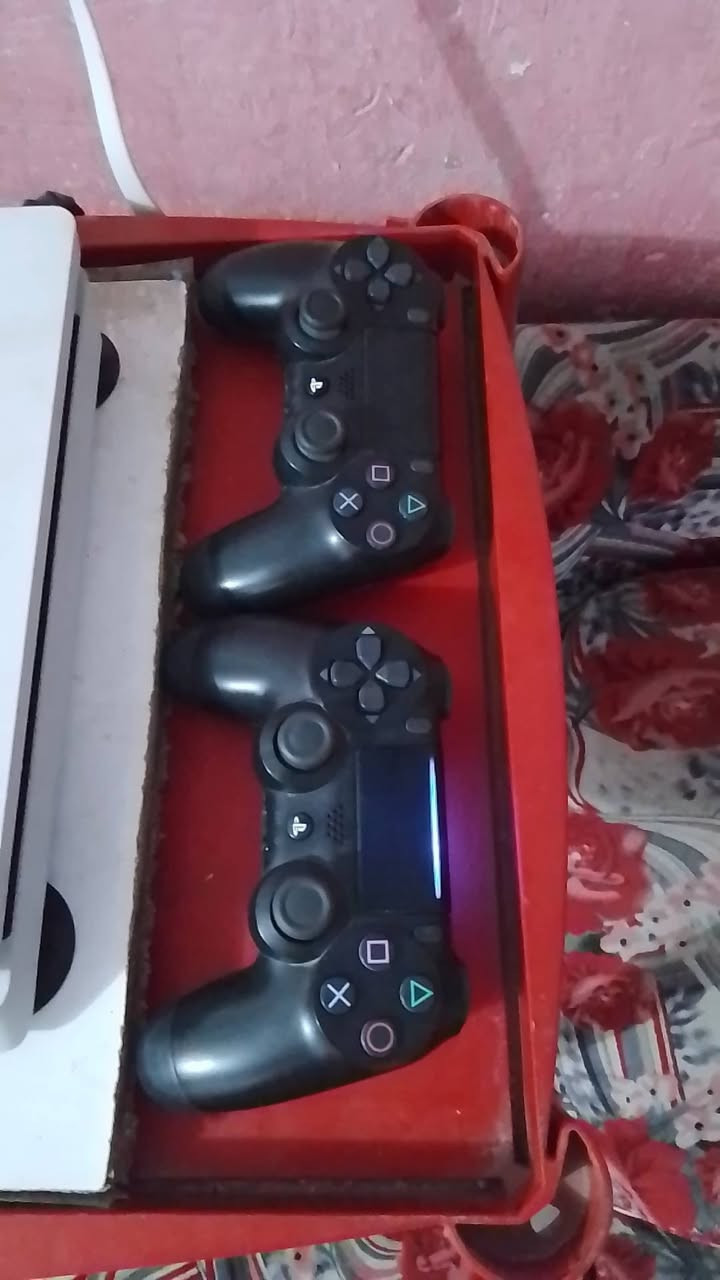 سلام عليكم جهاز بلي 4للبيع
جهاز بلي 4 نضيف كلش لوك ستيكر  ماشايف اتصليح

كامل ملحقات ماعدا كارتونته +جوستكات عدد2اصليات
قرص جي تي اي
قرص سبايدر مان من مارفل
دركسون نضيف كلشش
كامل ملحقاته مثل مموضح بل فديو
السعر الكولي 375
العنوان ناصريه رقم الهاتف ***********

