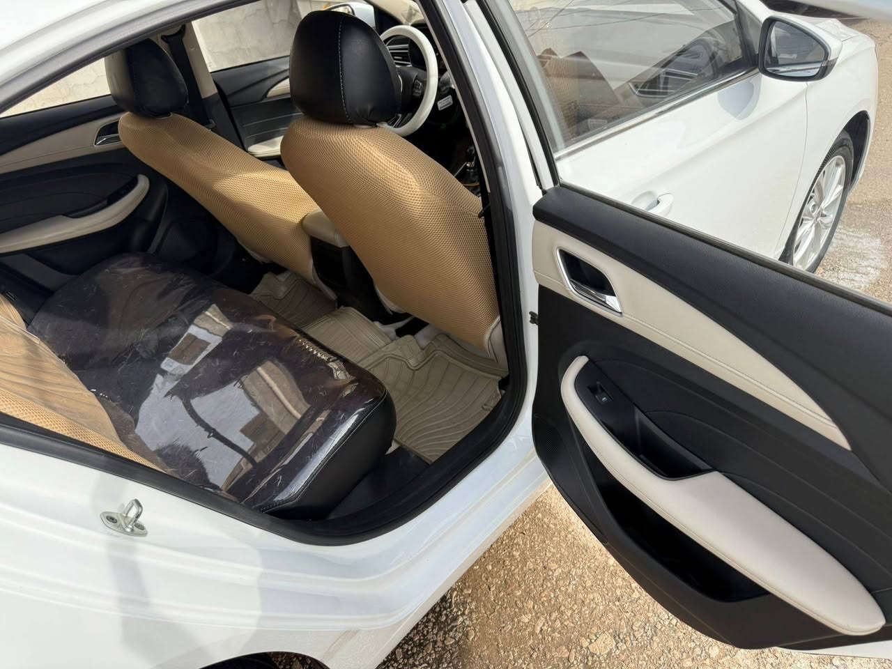 MG 5  ( ام جي )للبيع فقط 
لون ابيض رقم اربيل موديل 2023 ماشيه 73 الف وقابل للزياده محرك 1500 تنفس طبيعي مواصفات السياره / تحكمات ستيرن جهتين  اشاير بالمري قفل مركزي كير اوتماتيك + عادي حساسات اطار شاشة النوع الكبير كار بلي كامره خلفيه + حساسات خلفيه السياره بصمه تشغيل ويل كب تختم تاير جديد ستوني مبدله والاضافة مسوي تغليف جلد كشنات + ارضيه + جنطه يعني السياره متعوب عليه وابد متعبك ولا تخسر عليه شي السياره بيه صبغ فوك يدة الباب وقليل الباب الخلفي كما موضح بالصور والباقي مكفوله من بدي ومحرك وكير ودفتر السونار وياهه موجود السعر 98 وبيه مجال للشراي مكان السياره نجف / كوفه للاستفسار *********** النجف, العراق
