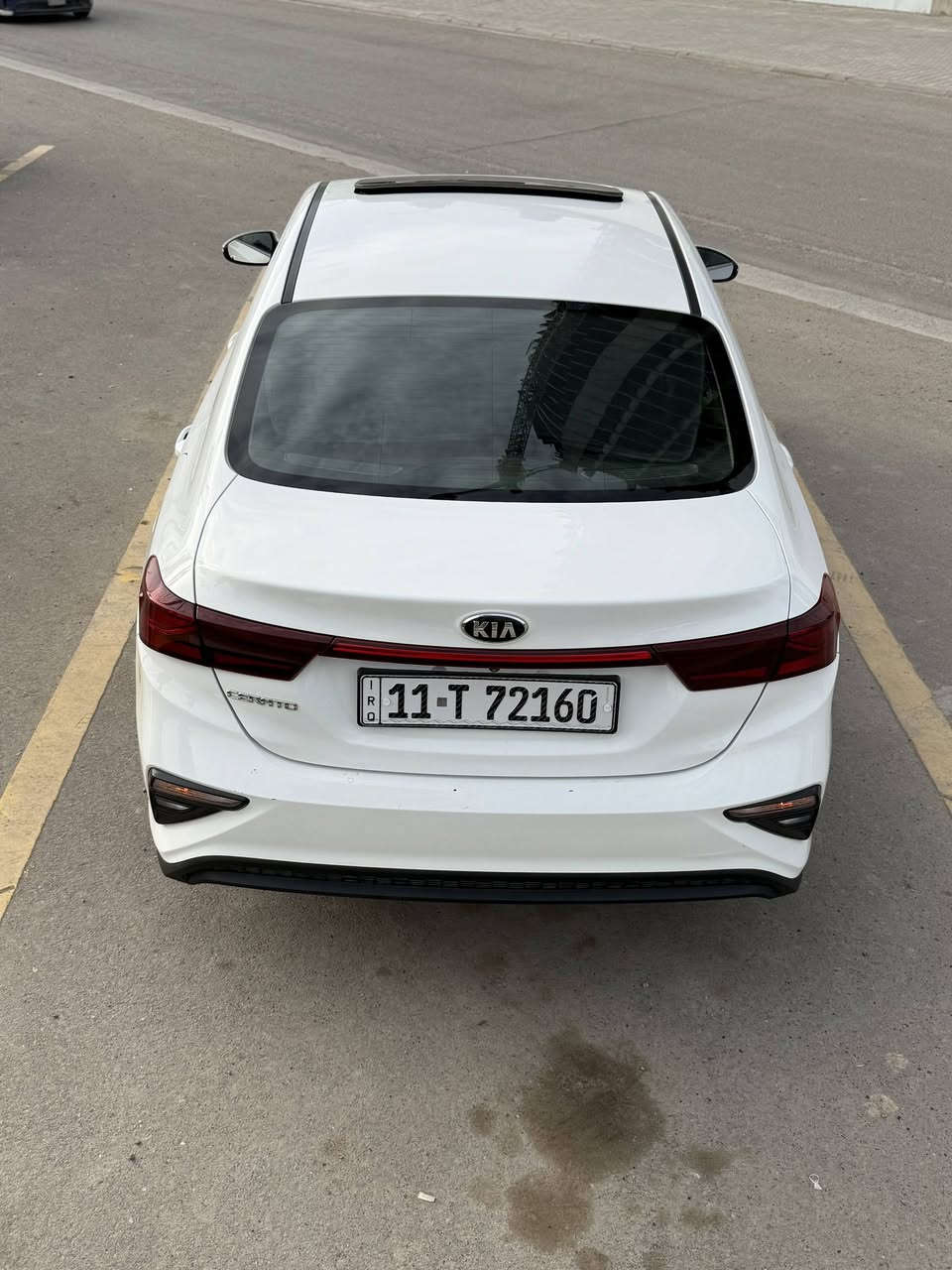 السلام عليكم
* كيا سيراتو خليجي 2020
* مكفوله كفاله عامه  
  عدا شخص بسيط بين البابين جهه الصدر  موضح بالصوره

* محرك  1600 دوش
* كير AT
* سلايد روف
* تبريد قطعتين
* أشاره بالمري 
* شاشه 
* تحكم ستيرن 
* ويل كب 16

* رقم بغداد بأسمي 
* السعر 155 ورقة  
* مكان السيارة  / بغداد ، الكرخ ، حي الجامعة

* رقم الهاتف
***********
***********
