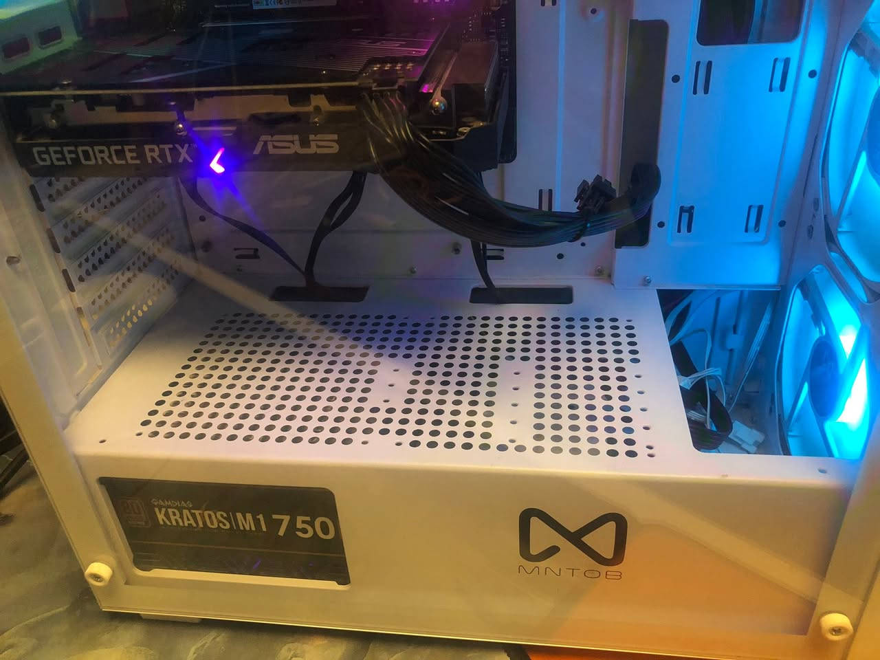 Pc فقط 800
المعالج i5 12400F
الرام  3200 16G DDR4
كارت الشاشة RTX 3060 12G
هارد m.2 512G
بورد سبلاين 750W
4 مواوح ار جي بي 
الرام ار جي بي 
فقط كيس للاستفسار واتساب ***********
او مراوس بلي 5 او 4
