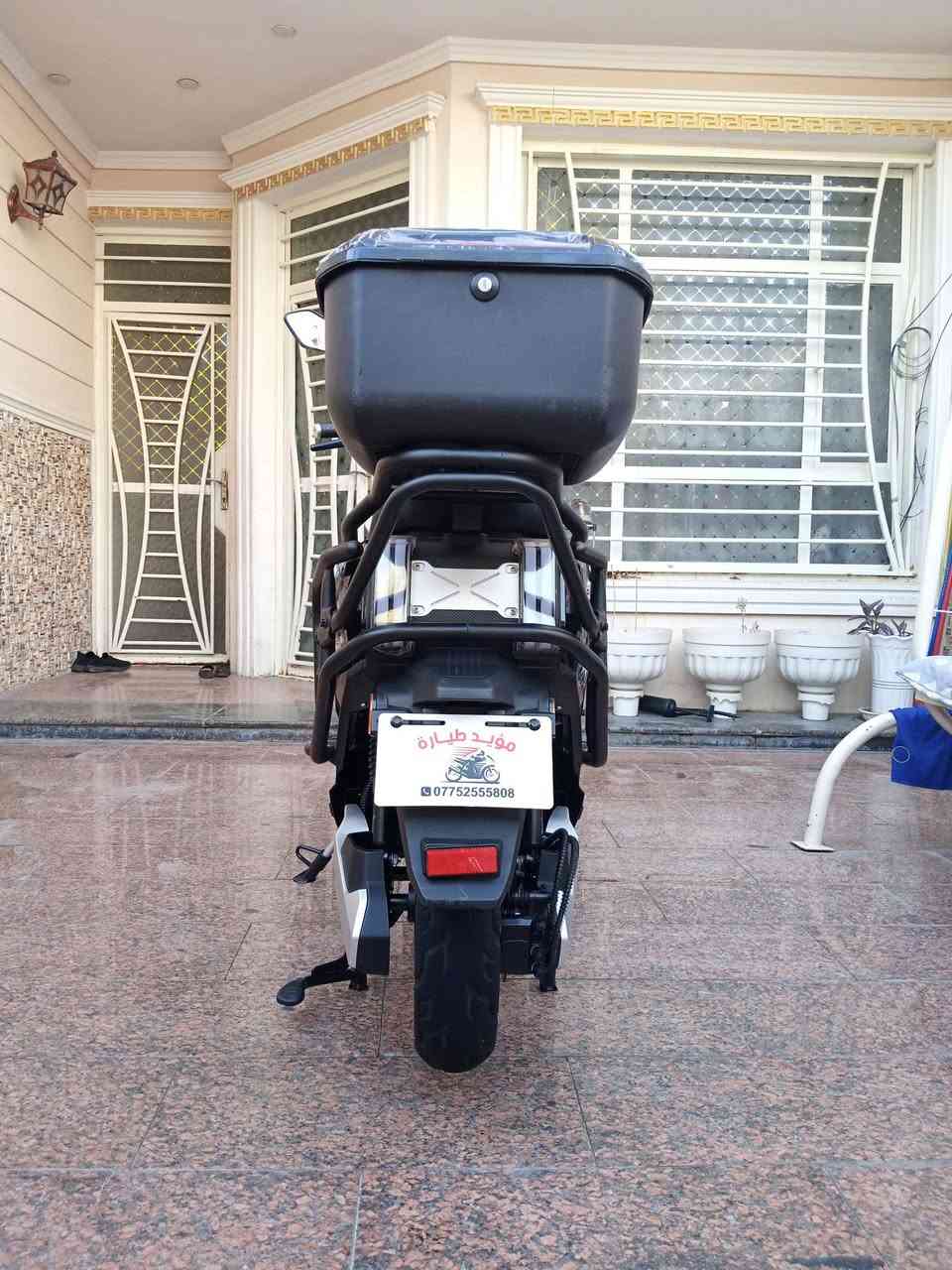 دراجة شحن صاعقة (MIAAD 850) – 2026 زيرو (من مؤيد طيارة)
* اللون: أسود مميز (سباق، نايلون الشركة عليها)
 * المحرك والبطارية: 3000W | 6 بطاريات غرافين (72V / 40A)
 * السرعة والمسافة: 100 كم/س حقيقي | 80 كم بالشحنة (4 سرعات)
 * الإطارات: جبلي
 * التشغيل: ثلاثي (سويج + كارت NFC + بصمة)
 * المواصفات: هيكل ودعاميات مدرعة، صندوق خلفي، نظام إنذار، إضاءة LED، دبلات هيدروليك، شاشة ديجيتال
 * العنوان: بغداد / حي القاهرة
 * الهاتف: ***********
