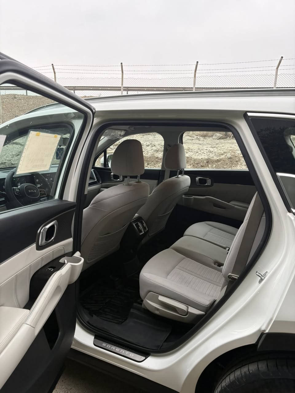 سورنتو موديل 2024
4 سلندر 2500
السيارة مكفولة من الضربة 
السيارة دولية مو NM ، بعدها بالضمان من سنة الصنع لمدة خمس سنوات ( كير ، محرك ، كهربائيات 
السيارة ماشية :- 23 الف وقابل للزايدة 
المواصفات :- 
كشن السايق كهرباء 
حساسات امامي
حساسات خلفي 
الصندوق كهرباء ( فتح الصندوق من البصمة ) 
تشغيل عن بعد 
بيها ترحيب من توصل يم السيارة
شاحن لاسلكي 
شاشة كبيرة ( نضام كاربلي ) 
كير عصة …! 
السعر 268 ورقة 
المكان :- بغداد الدورة شارع ابو طيارة
للاستفسار  :- ***********
