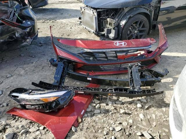 السلام عليكم النترا موديل 24 بدون ايرباك حادثها موضح بالمنشور لون أحمر دم الغزال مو ماروني بيها بنيد طخه بسيطه وجاملغ عكس السائق والبطاين مال السايق والعبري سرقه اخوان سرقه جاملغ السائق فقط مفتوح وراجعين شادينه يعني قطعتين بيها ماشيه السياره حاليا 23 الف ميل على وضع الشركه بسمي رقم بغداد ترهم مراوس بسوناتا شكل المقدس السعر 165 بيها مجال للإستفسار ***********
