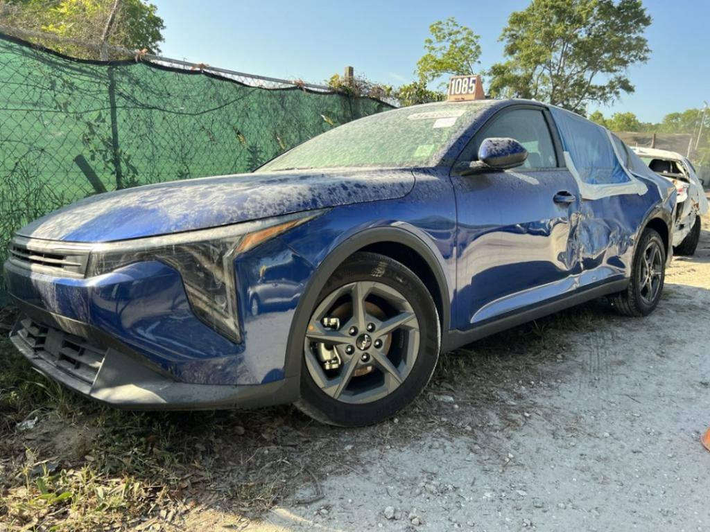 سلام عليكم ورحمة الله وبركاته
K4 موديل 25 فئة ex 
ماشيه 17000km
رقم انبار معوقين
هاي باب وجاملغ حادثه بالخارج
وصار عندي بيه حادث بالداخل بالبجم مثل ما موضح بالفيديو اللي باللون الاسود مبدل (بنيد وجاملغ جهة سايق ولايتات ودعاميه) 

سعره ١٤٠ وبيه مجال 
***********
