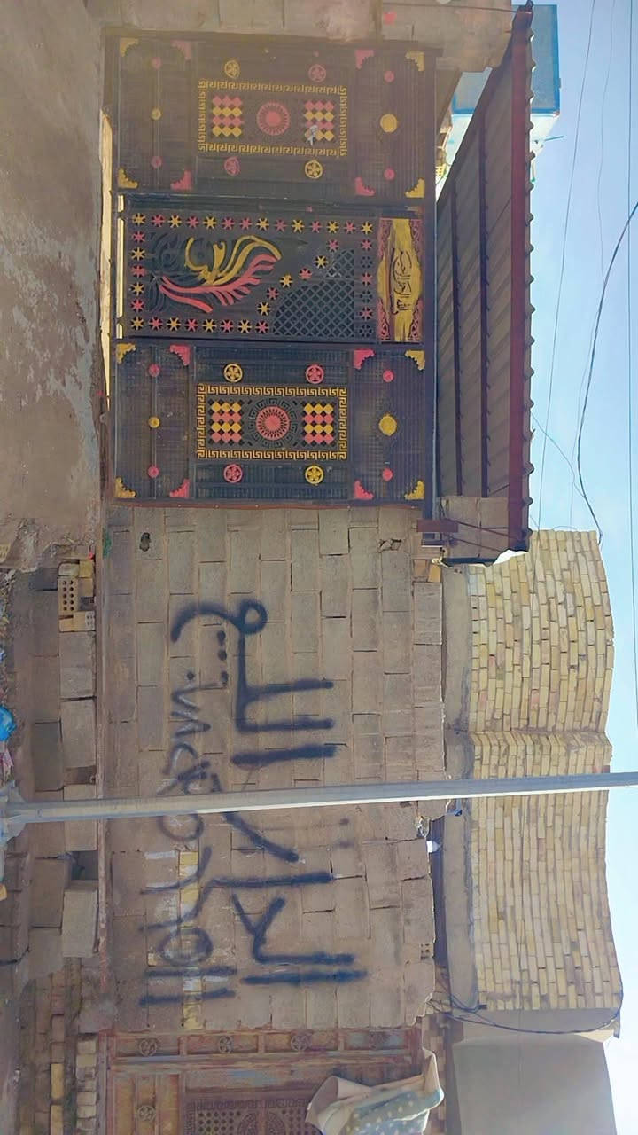 السلام عليكم بيت البيع المساحه 230 البناء 115 والباقي مسيجه من ضمن البيت بيه غرفه بلخير واي البيت والباقي حديقه بصف صيطره شارع الملعب اول خط بناء بلوك صب عد غرفه واحده سندويج من ضمن البيت عوزه بس بيتونه كامل كاشي عراقي درجه اول  قمريه الحوش مالته كله جاهز  سراميك امي كهرباء خطين المنطقه مخدومه كامله جوارينه والله ناس طيبه كلش السعر 37 وبيه مجال  ***********
