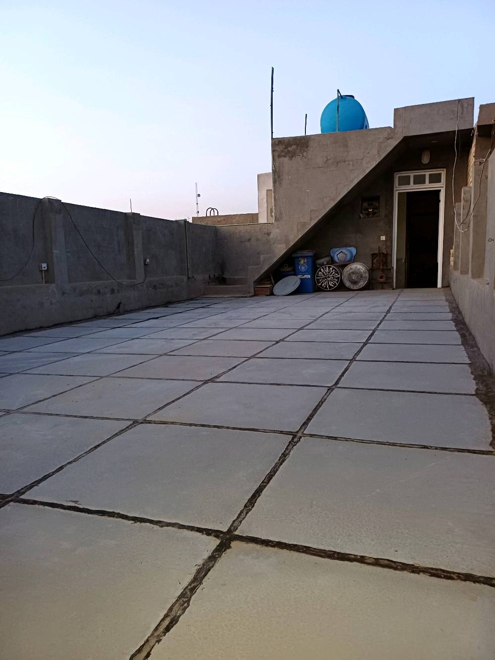 بيت للبيع  /// ثلاثة طوابق /// اربع غرف ////////
بغداد /// حي القاهرة /// قرب سوق علي النعمة ///
ملك صرف ... وباسمي ///  
المساحة 110 متر مربع // الواجهة  5.5 والنزال 20 الطابق الأول ////////////////////////////////////
حمام خارجي / استقبال / مطبخ / حمام مشترك / غرفة نوم 
الطابق الثاني ////////////////////////////////////
غرفة نوم سويت / مطبخ كبير / حمام مشترك / غرفة نوم ثانية 
الطابق الثالث ////////////////////////////////////
غرفة نوم/ حمام للغسالة / سطح كيير 
البيت كامل من كل شيء باستثناء الواجهة ( لبخ ) 
تم الانتهاء من بناء البيت في  1 / 10 / 2019
السعر ( 440 ) مليون دينار وفي مجال بسيط
للاستفسار الاتصال على  الرقم (   ***********   ) 
ملاحظة : البيت مصمم لسكن عائلتين ....
والسلام /////////////////////////////// 