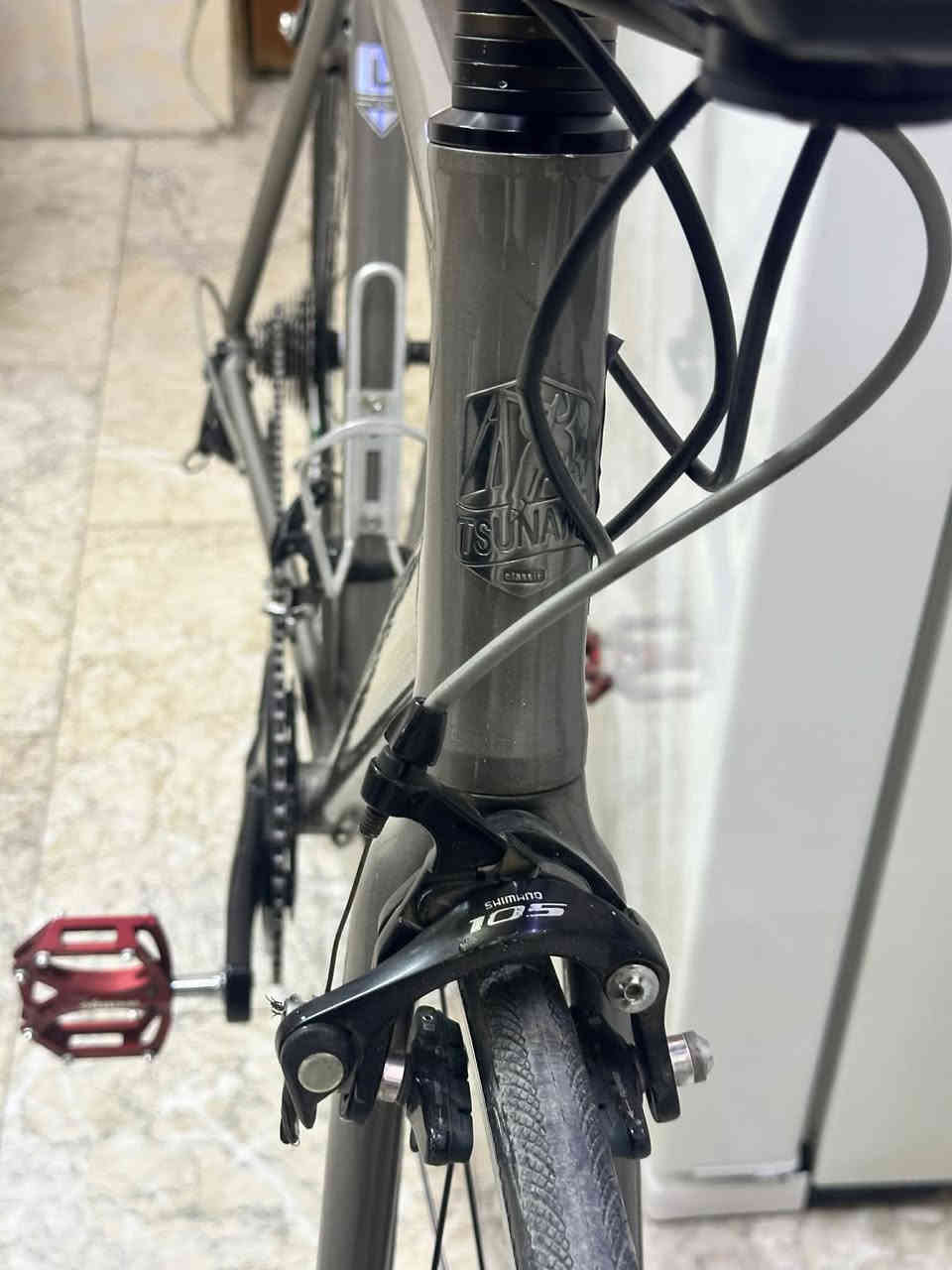 لسلام عليكم متاح للبيع 

دراجة TSUNAMI R1 تسونامي 
الدراجة جديدة بالكارتون على ايدي وكارتونتهه وياهه موديل 2024 
فريم قياس L
لحيم صب وايرات دفن بالكامل 
بوري كاربون سرج كاربون ستيرن متصل كاربون
سستم الدراجه شيمانو 105 r5800 
صينية دفن جديدة اربع براغي 
وياله داتا سويس Dt swiss تايرات جدد 

مكان نجف 
سعر 725 الف متوفر توصيل جميع محافظات العراق 
***********

