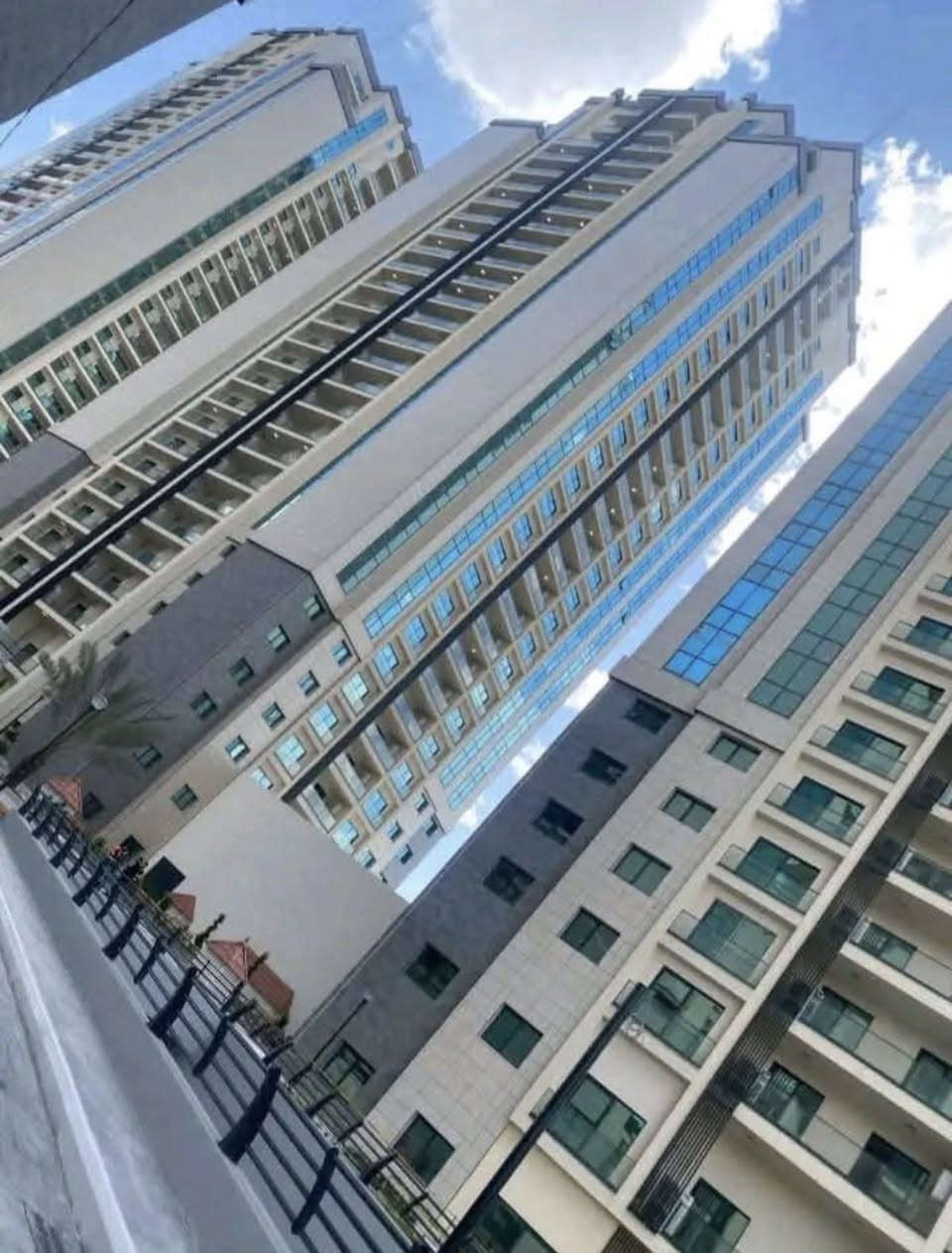 السلام عليكم
عروض مجمع البروج السكني🌃

شقة للبيع 

العنوان/  مجمع البروج السكني
المساحة/ 93.5
البناية /  لاكونا 
-عدد الغرف /  1
عدد الحمامات / 1
-اطلالة / شارع المطار
-التسليم /  2027/12

شقة للبيع 

العنوان/  مجمع البروج السكني 
المساحة/ 197م 
-عدد الغرف / 3 غرف نوم + مطبخ كامل
عدد الحمامات /3 حمامات غرفة مخزن+ لوندري 
-اطلالة /اطلالة البوليفارد مميزة 
صاله كبيرة وسبالت VRF
كل الشقة 
-التسليم / جاهز للسكن زيرو

شقة للبيع 

العنوان/  مجمع البروج السكني
المساحة/ ٩٣.٥
-عدد الغرف / 1
عدد الحمامات /1
-اطلالة /بوليفارد
صاله كبيرة وسبالت VRF

شقه للبيع 

العنوان / مجمع بروج السكني 
المساحة / 93.5
-عدد الغرف / غرفة + صالة 
-إطلالة /مطار بغداد 
-موعد التسليم / 2027 

شقه للبيع 

العنوان/  مجمع البروج السكني
المساحة/ 176م
نوع البناية / الهدير
-عدد الغرف /  3
عدد الحمامات / 3
-اطلالة /   مطار بغداد الدولي
-التسليم /  زيرو مباشر

شقه للبيع 

العنوان / مجمع البروج السكني 
 المساحه/ 197م
بناية / هدير
-3عدد غرف 
-اطلاله بوليفارد
-زيرو 

شقة للبيع 

العنوان/  مجمع البروج السكني
المساحة/ 93.5
البناية /  لاجونا
-عدد الغرف /  1
عدد الحمامات / 1
-اطلالة / شارع المطار
-التسليم /  2027/12

شقة للبيع 

العنوان/  مجمع البروج السكني 
المساحة/ ١٦٠ م
بناية/ الهدير 
طابق/ عالي
-عدد الغرف   /  2
- حمامات /  3 
- صالة وغرفة غسيل 1 , 1
- التسليم / مباشر 
- ⁠حالة الشقة / زيرو 
-اطلالة  /  المطار

للاستفسار الاتصال على الرقم 
***********📞

نستقبل كافة عروضكم العقارية في المجمعات الاستثمارية للبيع و الايجار 

شركة حلم بغداد العقارية 🏢
