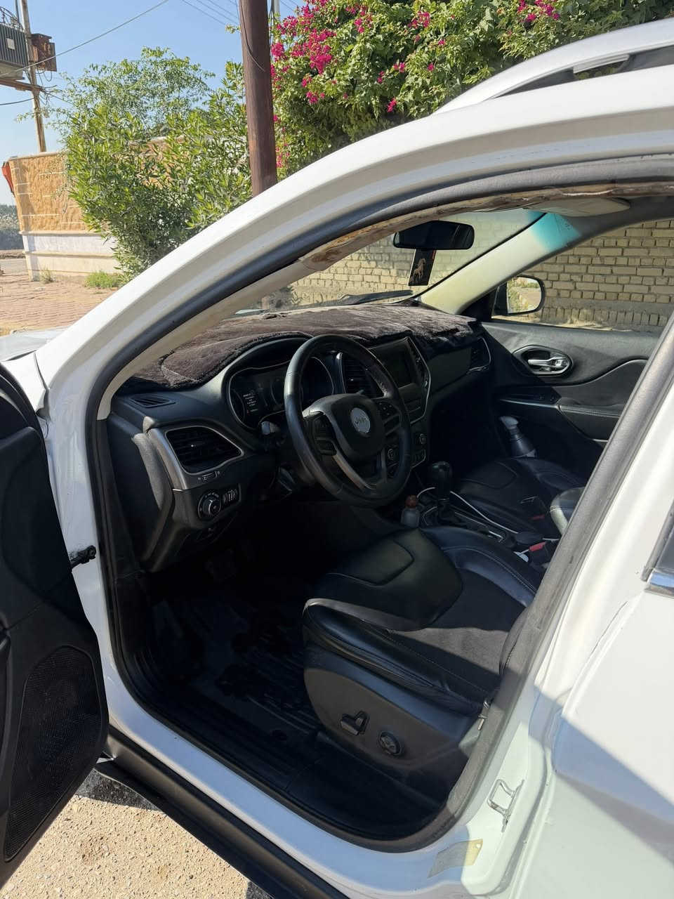 السلام عليكم
جيب شيروكي فئة لاتيتود 

الضرر بنيد فقط

موديل 2020 

محرك 2400 / 4 سلندر 

ماشية 106 ألف كم

كير محرك مكفولات 

حدادية جديدة 

شاشة 

داخل جلد 

سايد بريك كهرباء 

لايت زنون 

منافذ شحن 

بلوتوث 

تبريد تدفئة 

رقم بغداد

السعر 140 وبيها مجال 

عنوان ذي قار 

للاستفسار

 ***********
