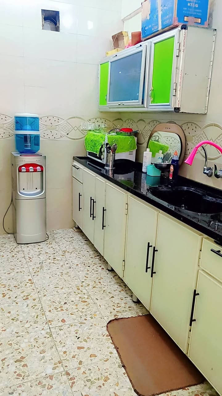 بيت للبيع مساحه ١٤٠ متر بناء جديد طابقين الطابق الأول غرفه نوم وصاله واستقبال ومطبخ وصحيات داخليه وخارجية الطابق الثاني يحتوي على غرفتين نوم وصحيات الموقع طوريج شارع الهنداوي قرب أسواق بسم الله قريب من الشارع العام لأستفسار الاتصال على الرقم ***********
