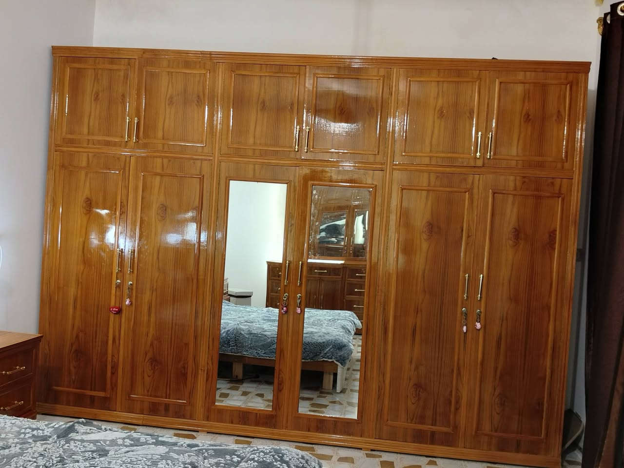 السلام عليكم غرفة نوم جديده مستعمله شي قليل سعر مليون و700 الموقع موصل التواصل علا هاذا الرقم ***********
